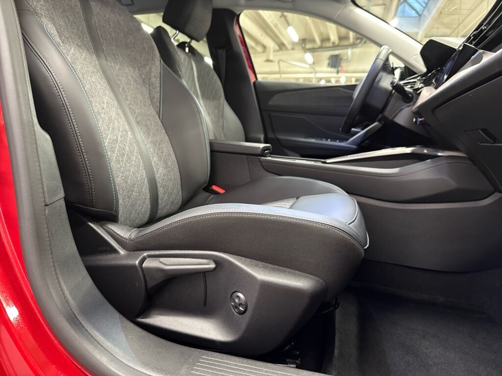 Peugeot 408 2024 Punainen