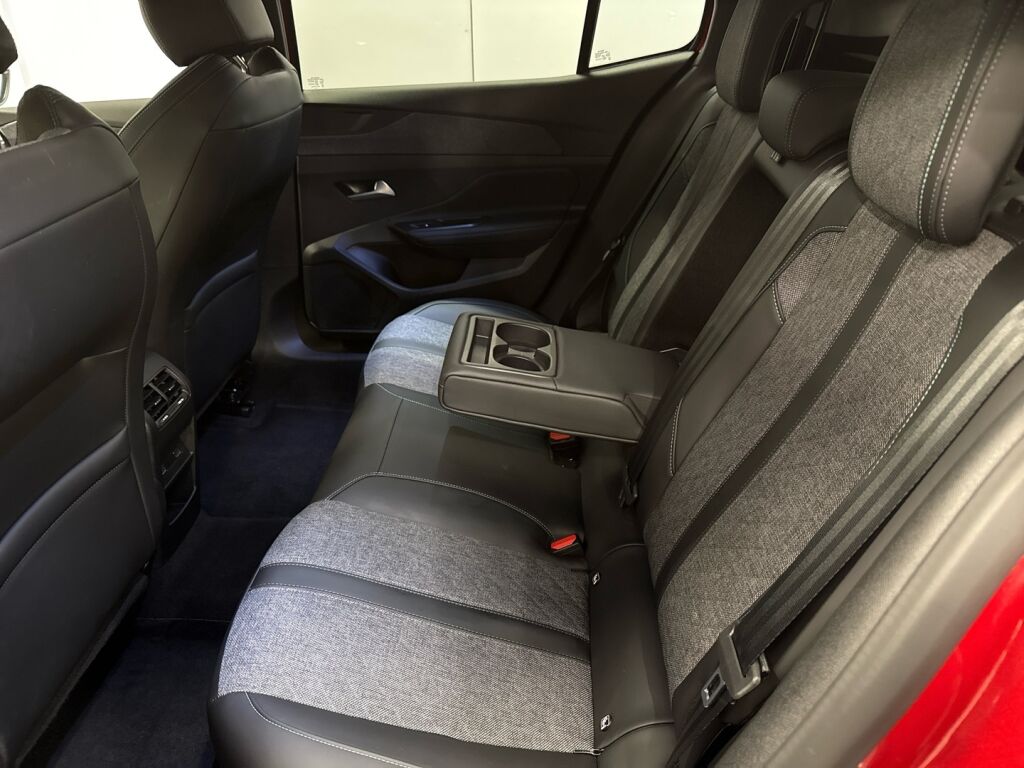 Peugeot 408 2024 Punainen