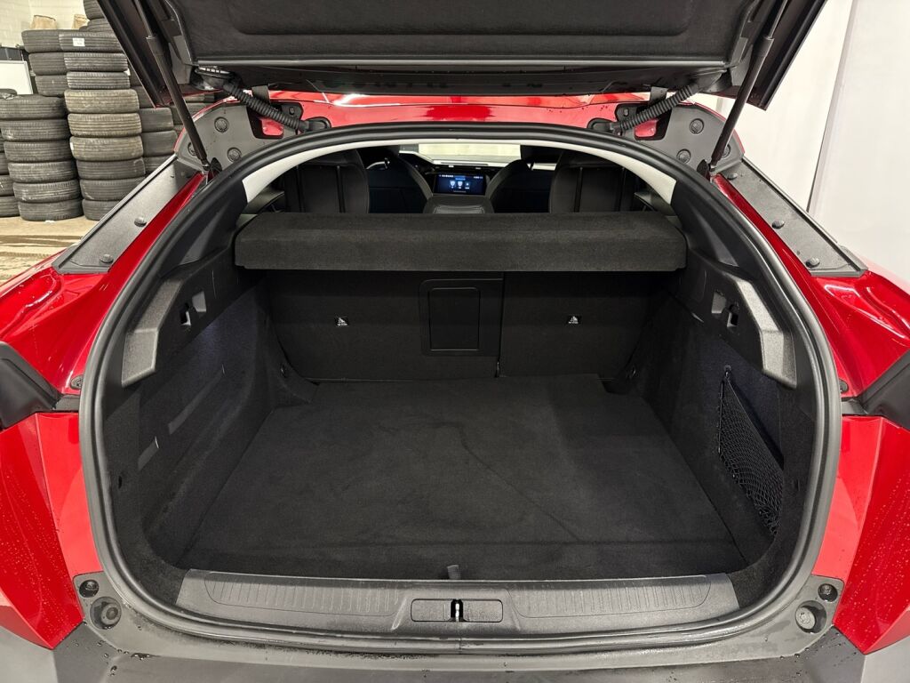 Peugeot 408 2024 Punainen