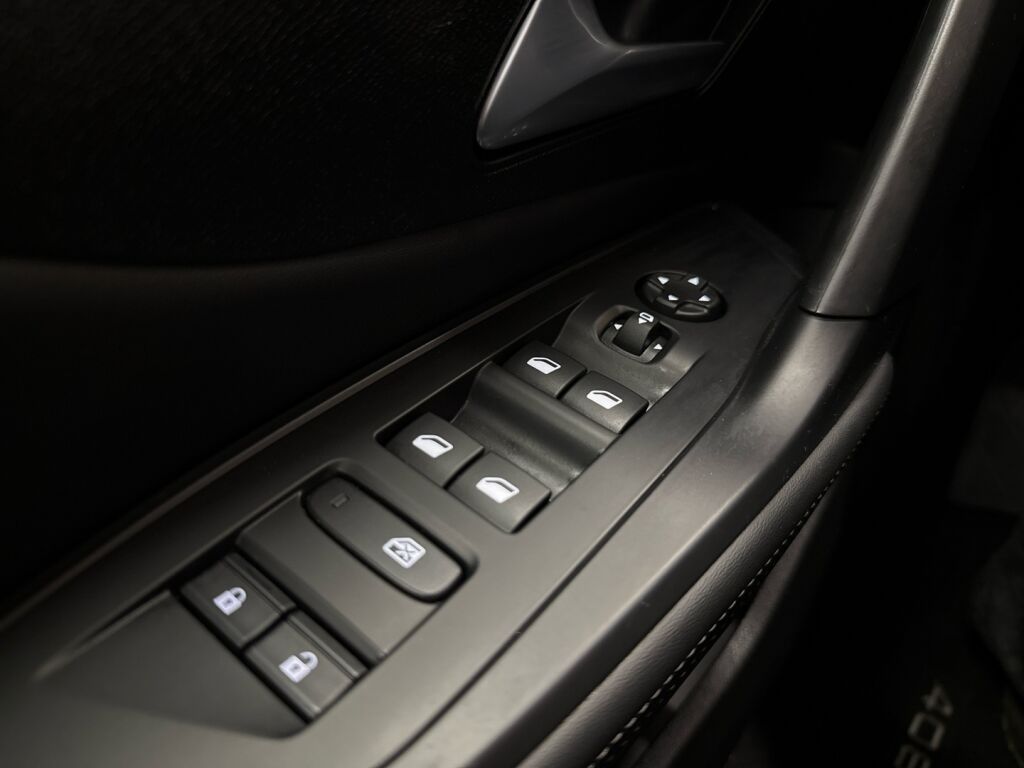 Peugeot 408 2024 Punainen