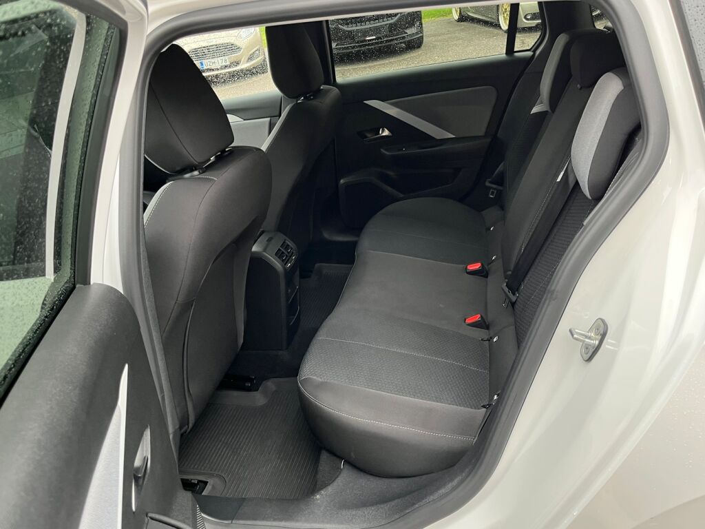 Opel Astra 2024 Valkoinen