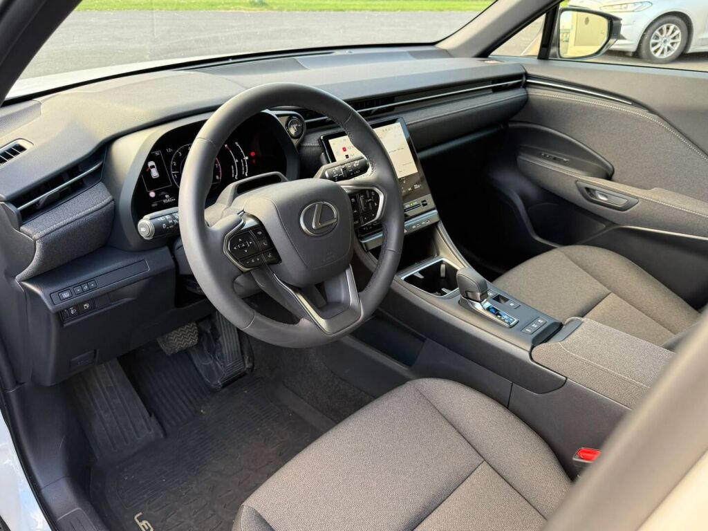 Lexus LBX 2025 Valkoinen