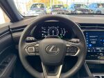 Lexus LBX 2024 Punainen