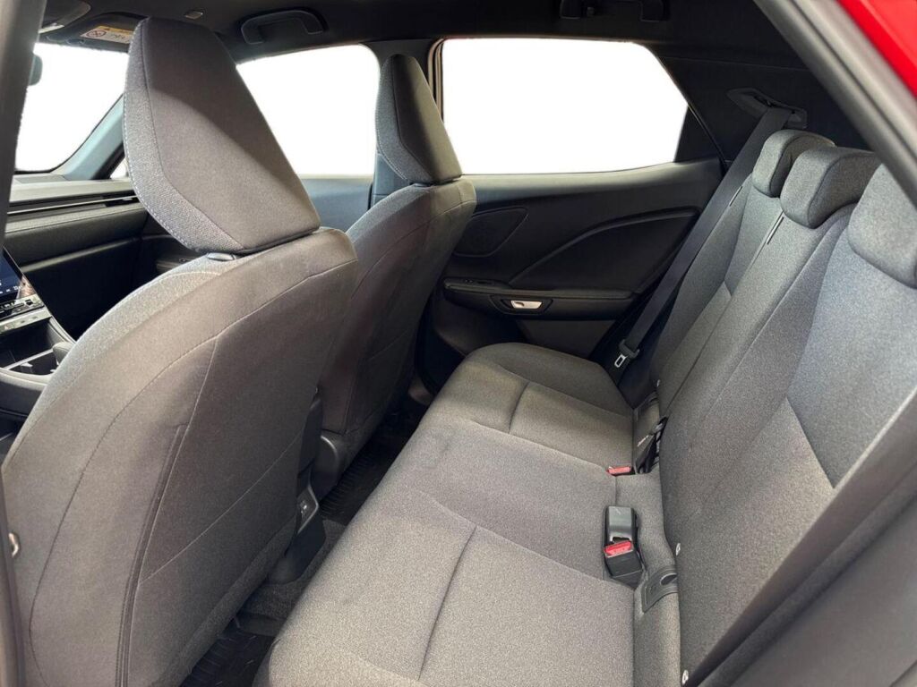 Lexus LBX 2024 Punainen