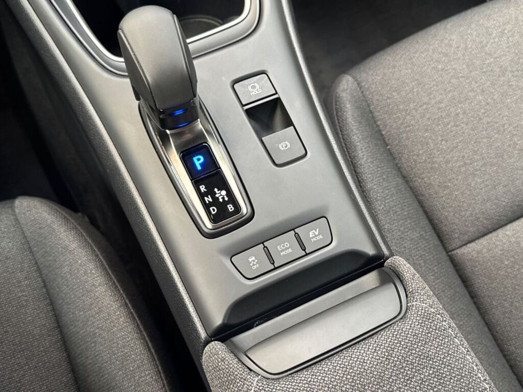 Lexus LBX 2024 Punainen