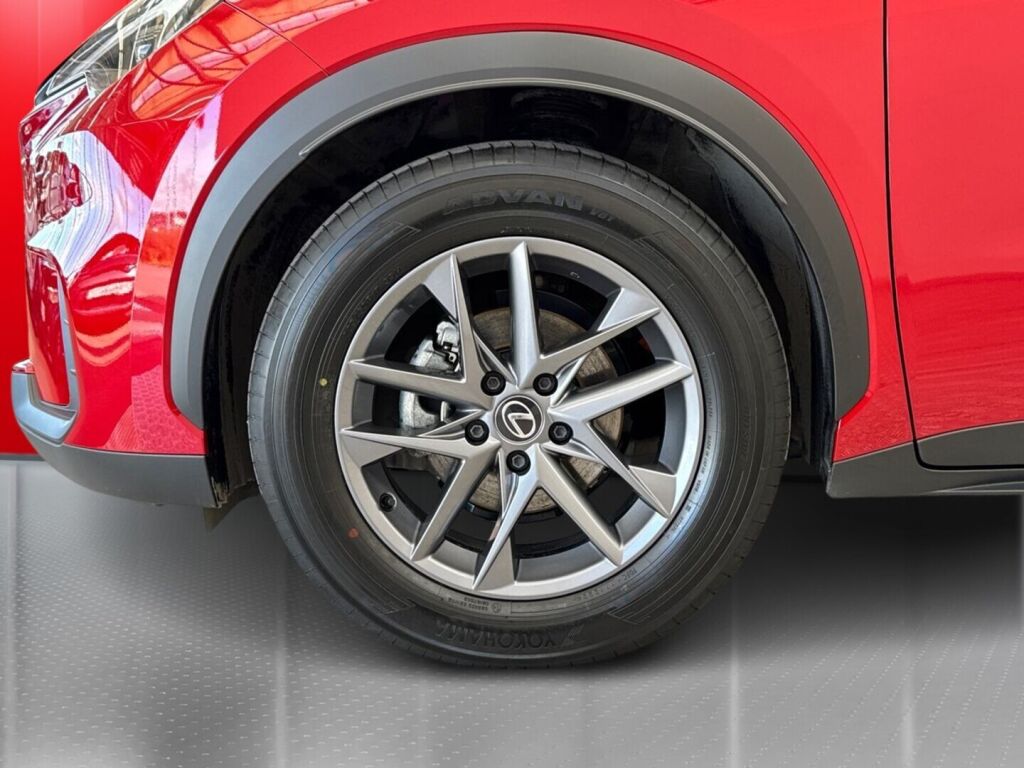 Lexus LBX 2024 Punainen