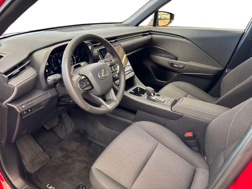 Lexus LBX 2024 Punainen