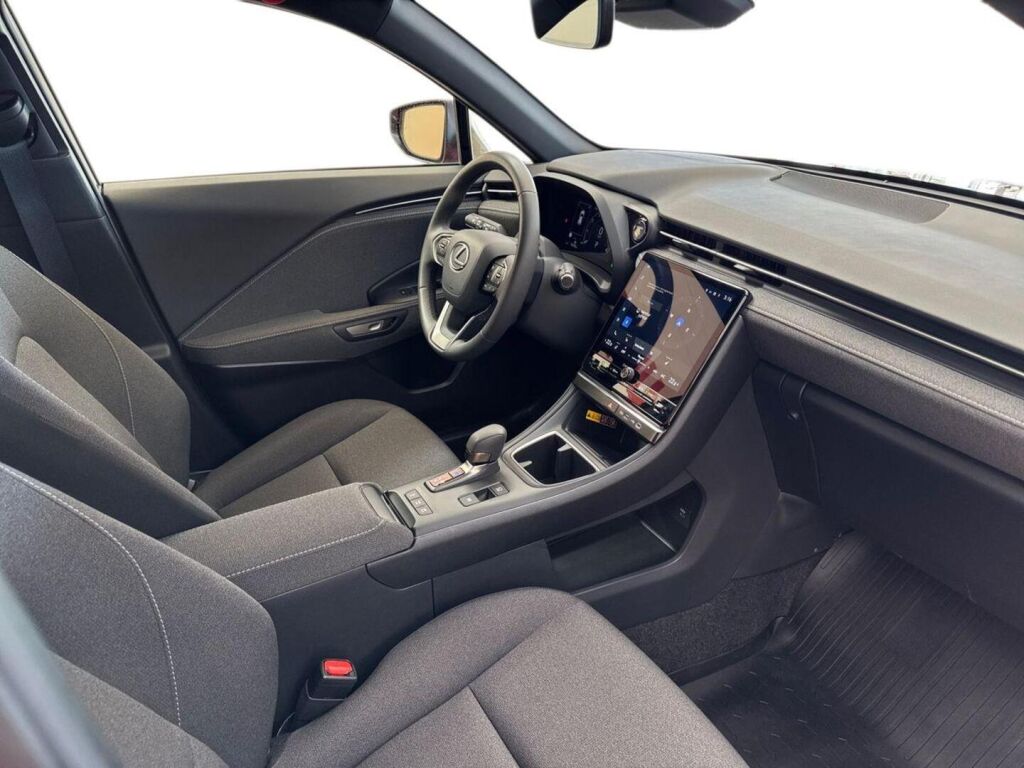 Lexus LBX 2024 Punainen