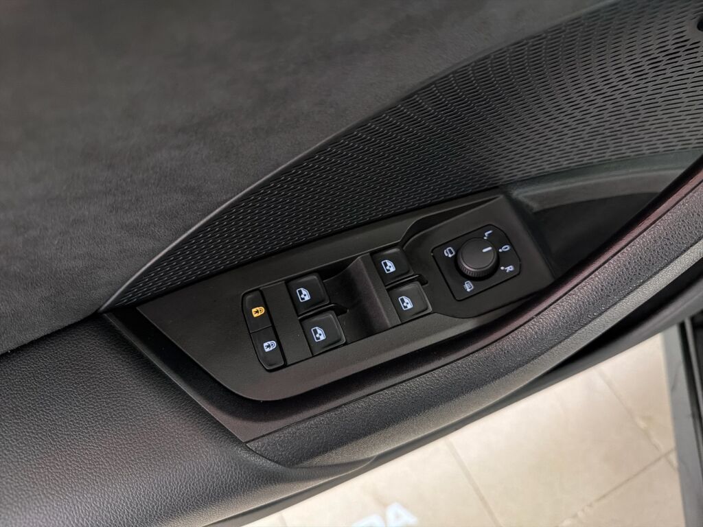 Skoda Octavia 2021 Musta