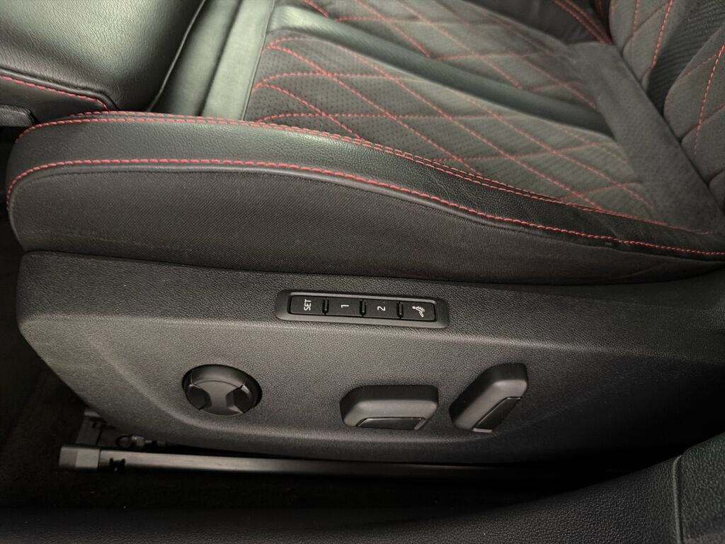 Skoda Octavia 2021 Musta