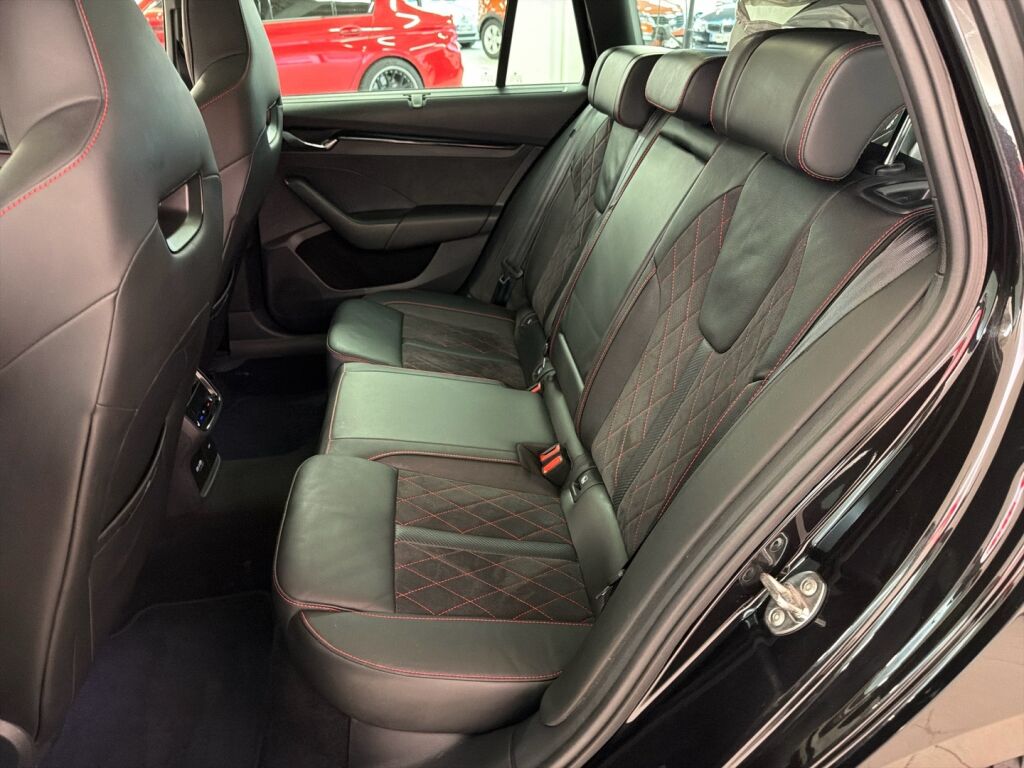 Skoda Octavia 2021 Musta