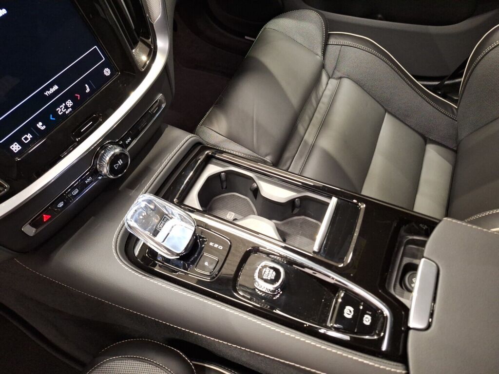 Volvo V60 2025 Musta