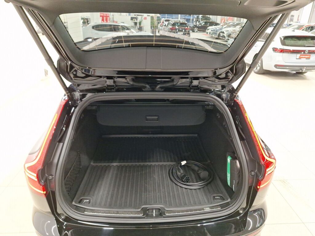 Volvo V60 2025 Musta