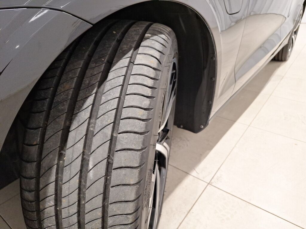 Volvo V60 2025 Musta