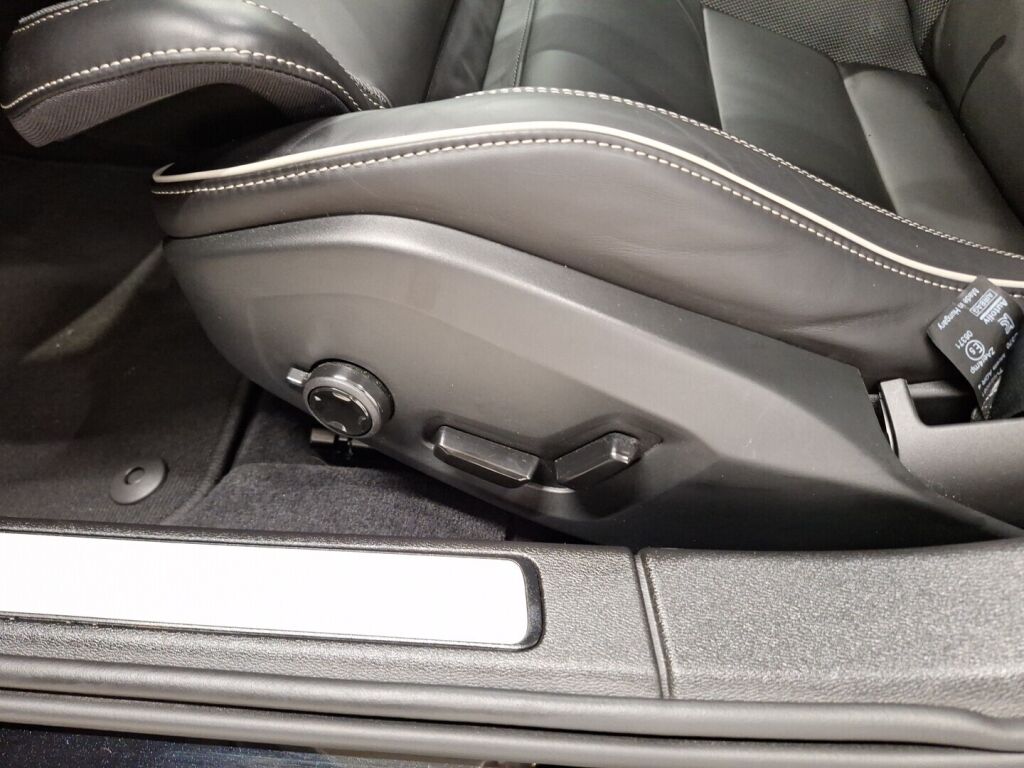 Volvo V60 2025 Musta