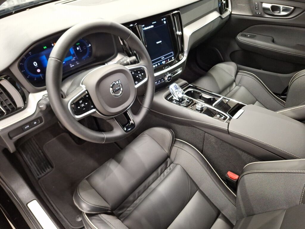Volvo V60 2025 Musta