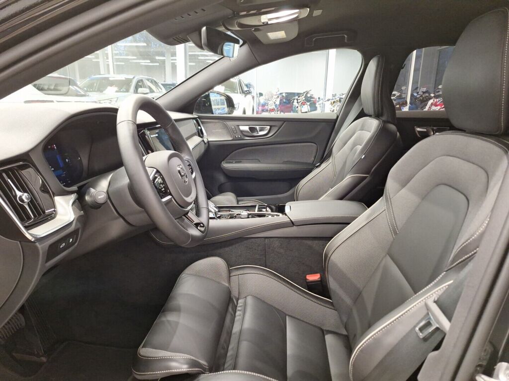 Volvo V60 2025 Musta