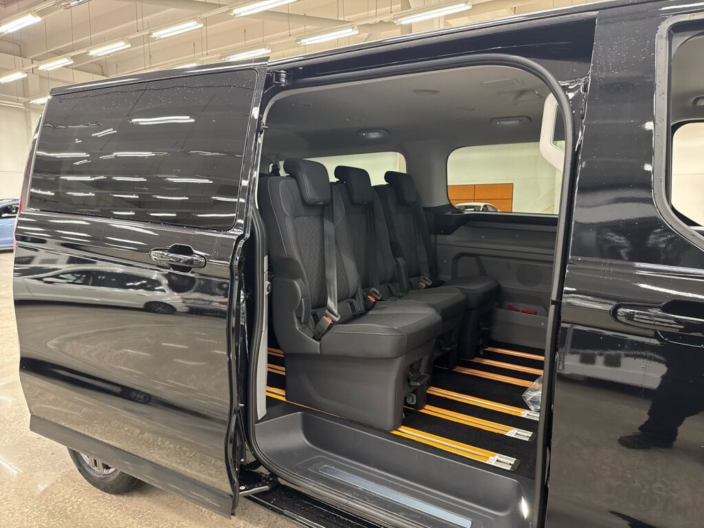 Ford Tourneo Custom 2026 Musta