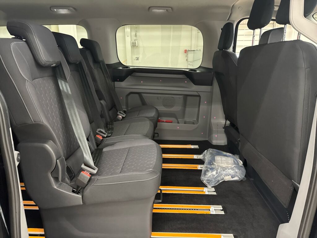 Ford Tourneo Custom 2026 Musta