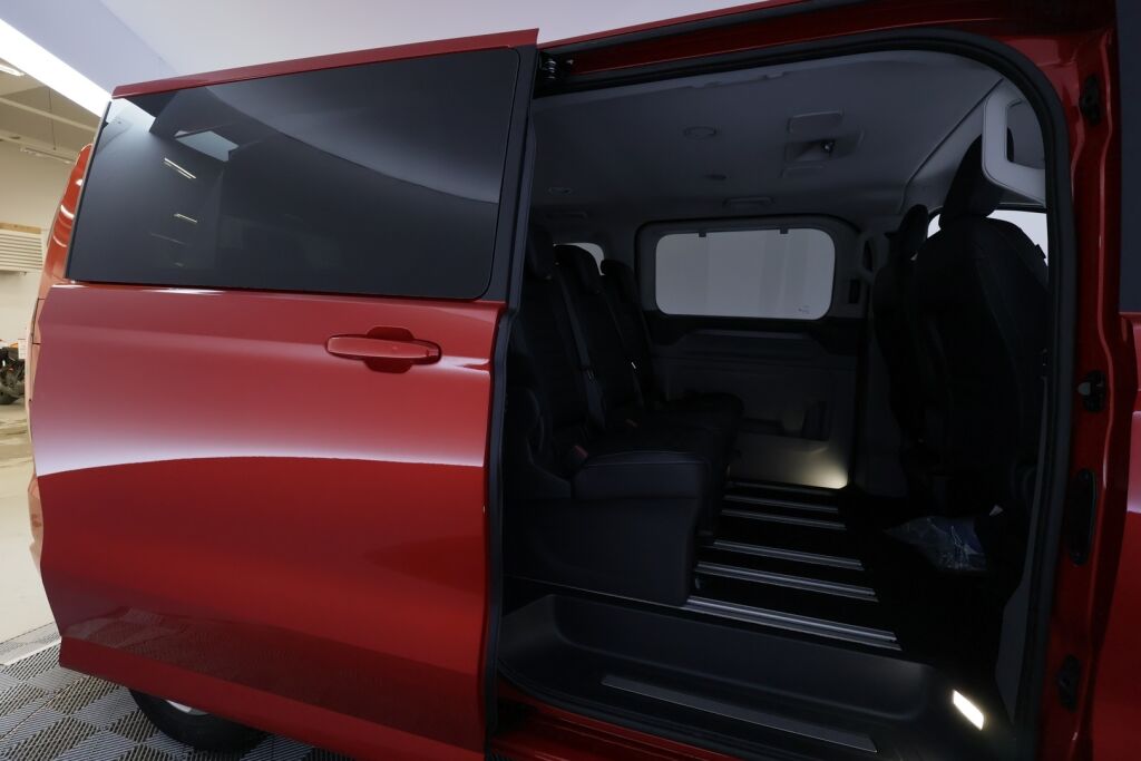 Ford Tourneo Custom 2025 Punainen