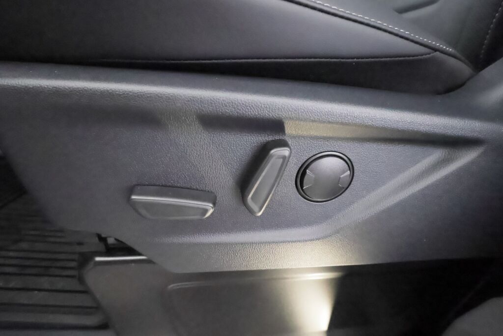 Ford Tourneo Custom 2025 Punainen