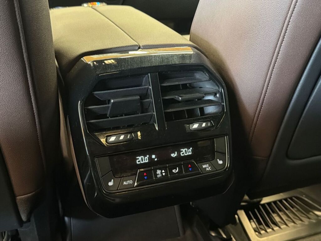 BMW iX 2022 Sininen