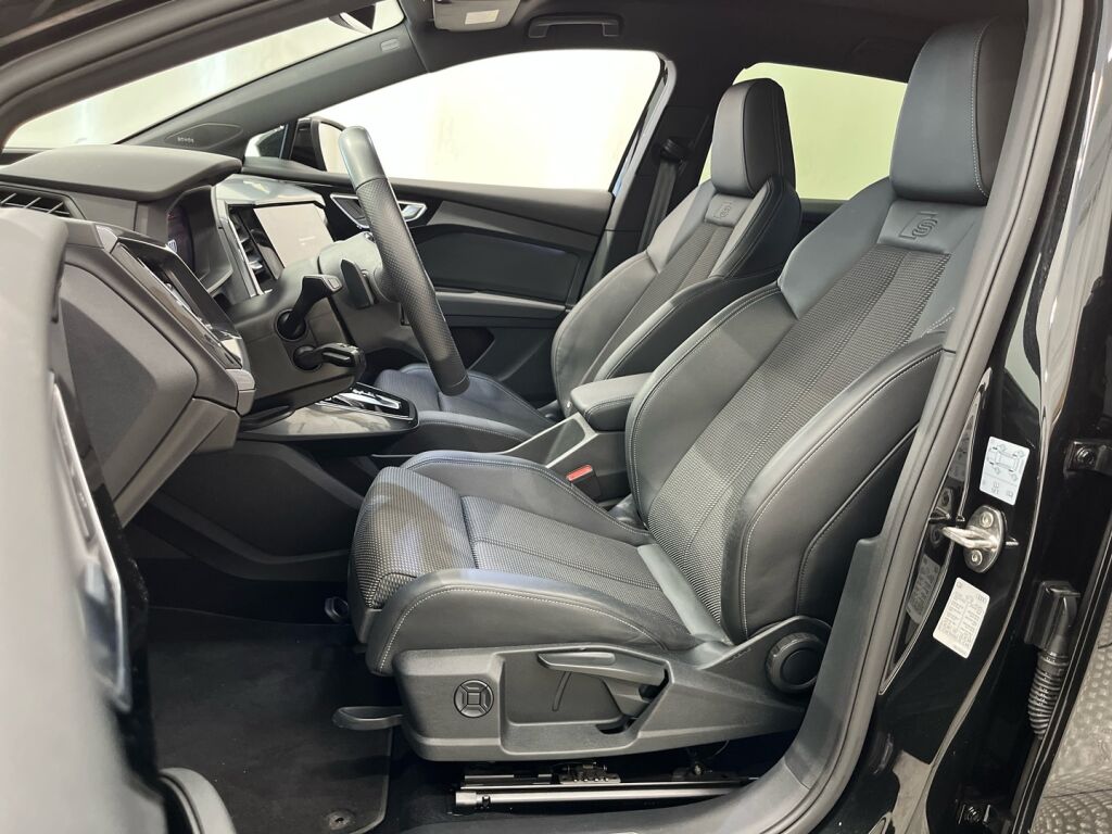 Audi Q4 e-tron 2022 Musta