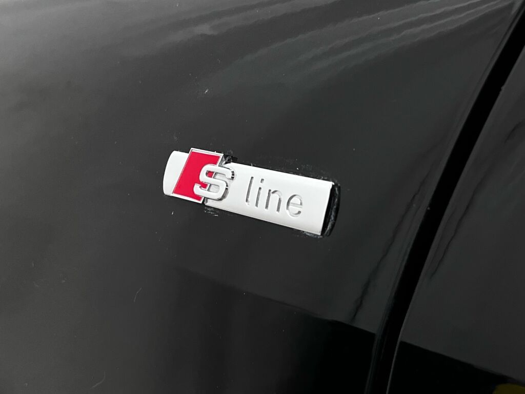 Audi Q4 e-tron 2022 Musta