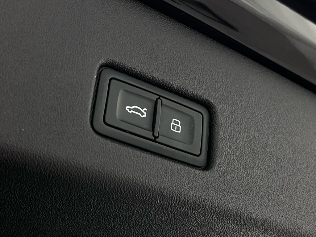 Audi Q4 e-tron 2022 Musta