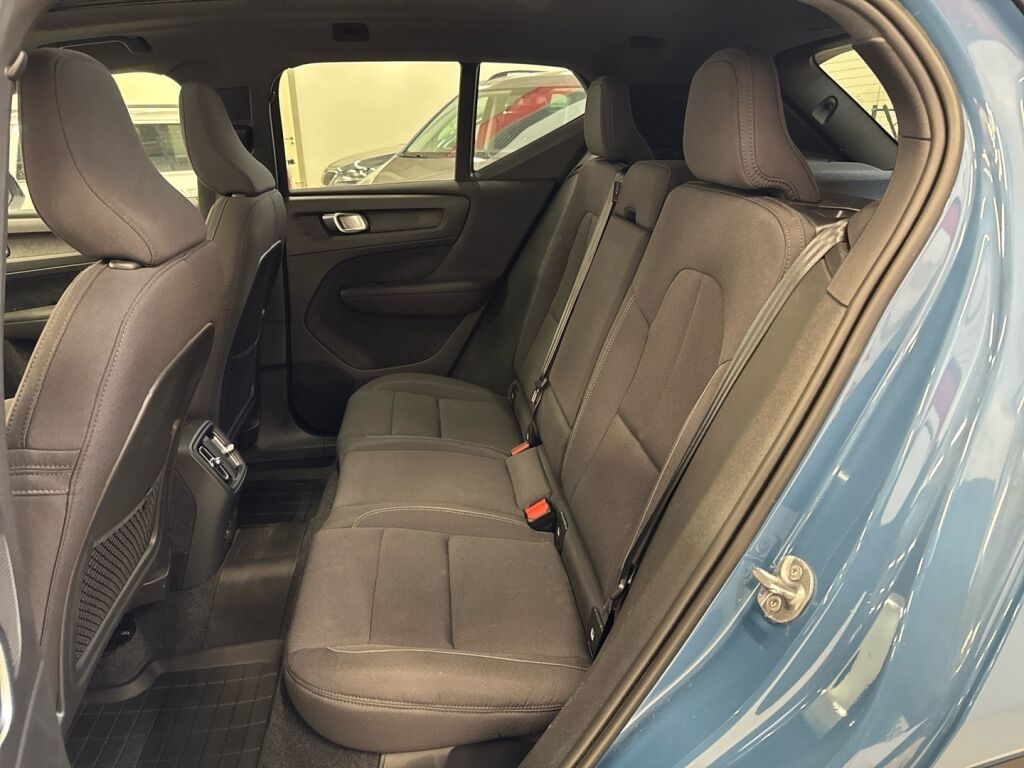 Volvo XC40 2023 met.sininen/musta katto