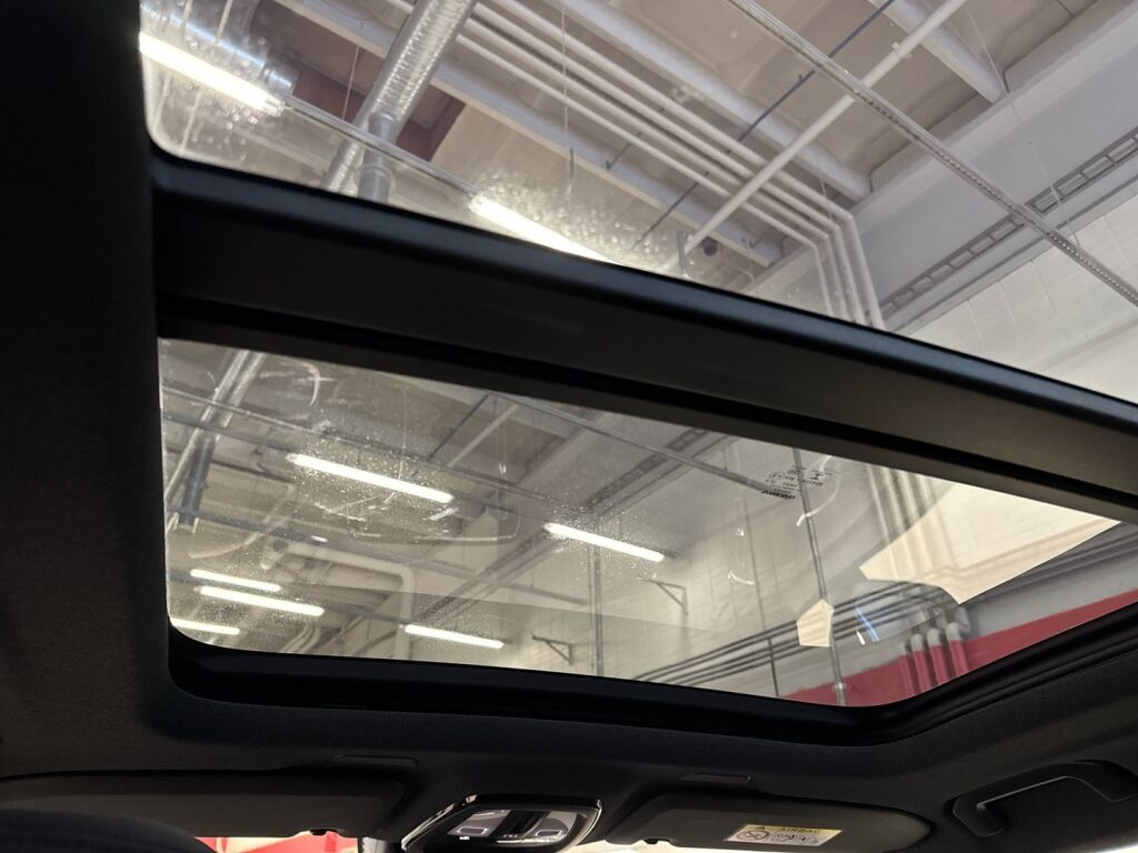 Volvo XC40 2023 met.sininen/musta katto