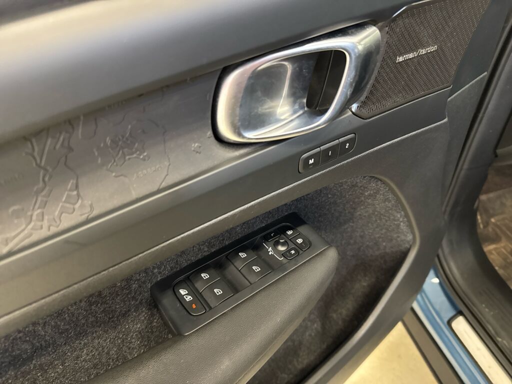 Volvo XC40 2023 met.sininen/musta katto