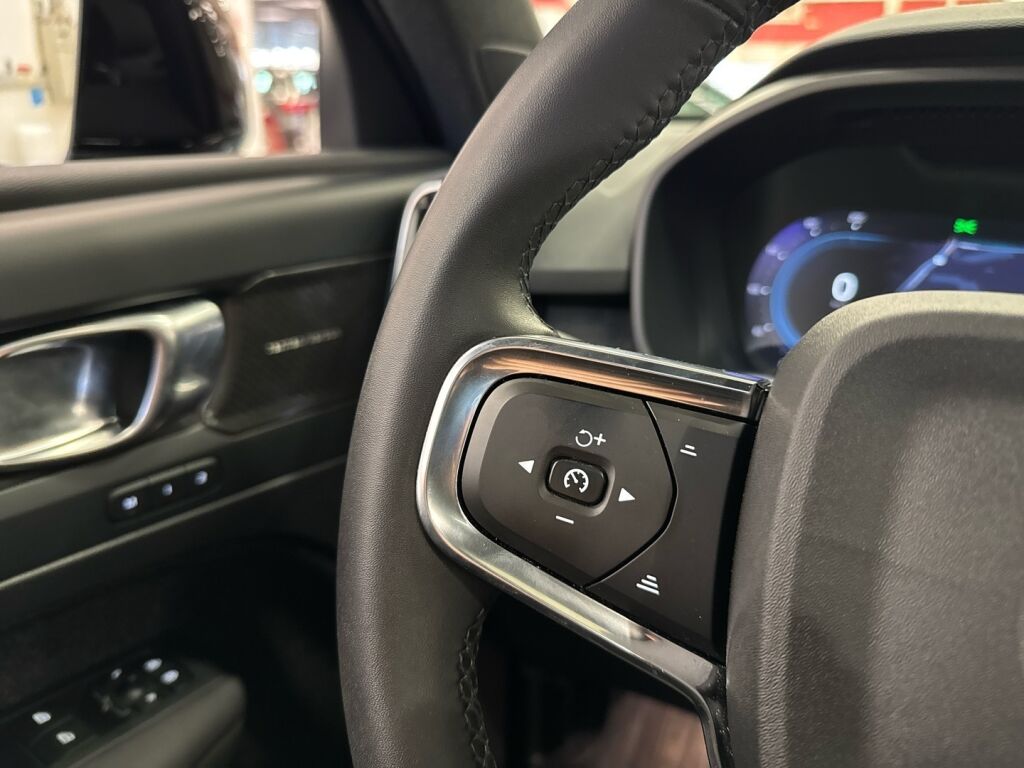 Volvo XC40 2023 met.sininen/musta katto