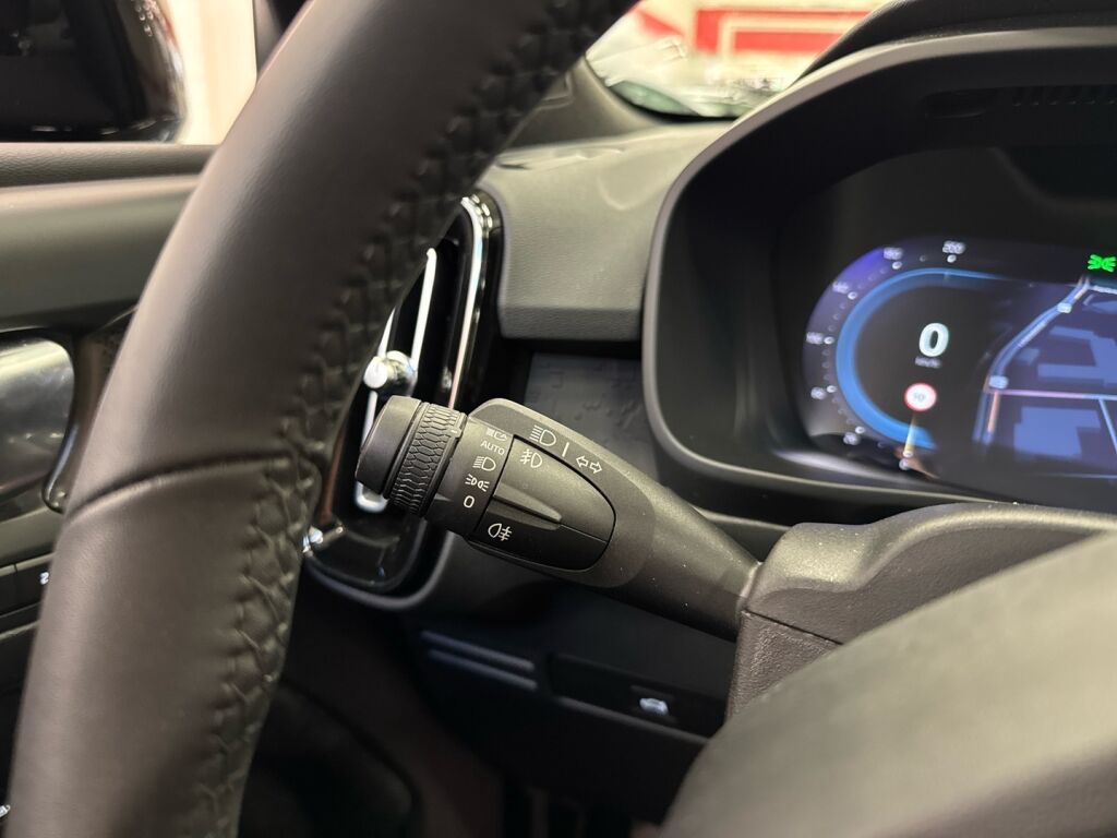 Volvo XC40 2023 met.sininen/musta katto