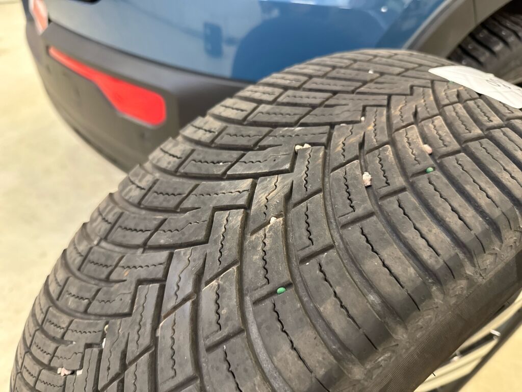 Volvo XC40 2023 met.sininen/musta katto