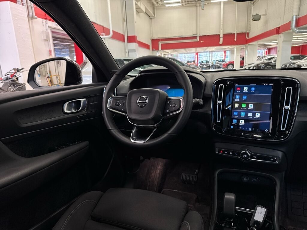 Volvo XC40 2023 met.sininen/musta katto