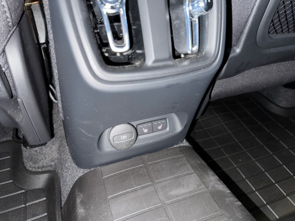 Volvo XC40 2023 met.sininen/musta katto