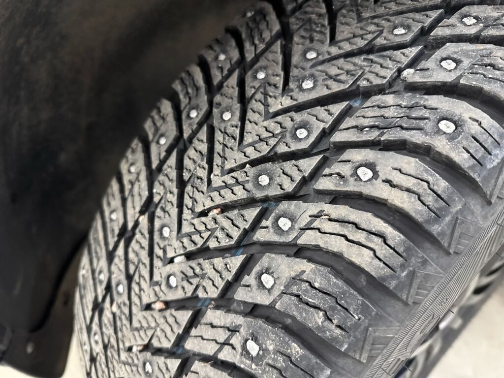 Volvo XC40 2023 met.sininen/musta katto