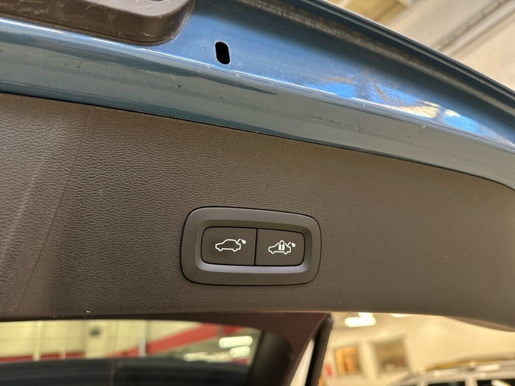 Volvo XC40 2023 met.sininen/musta katto