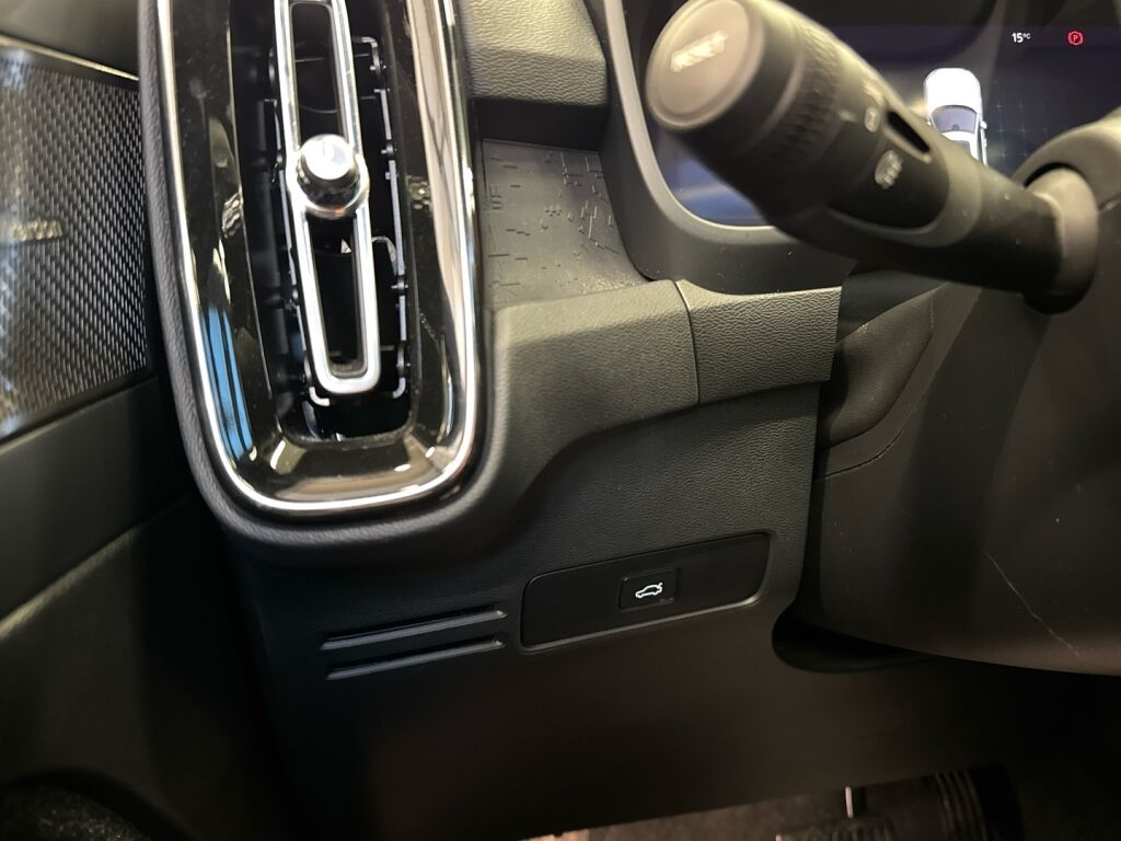 Volvo XC40 2023 met.sininen/musta katto