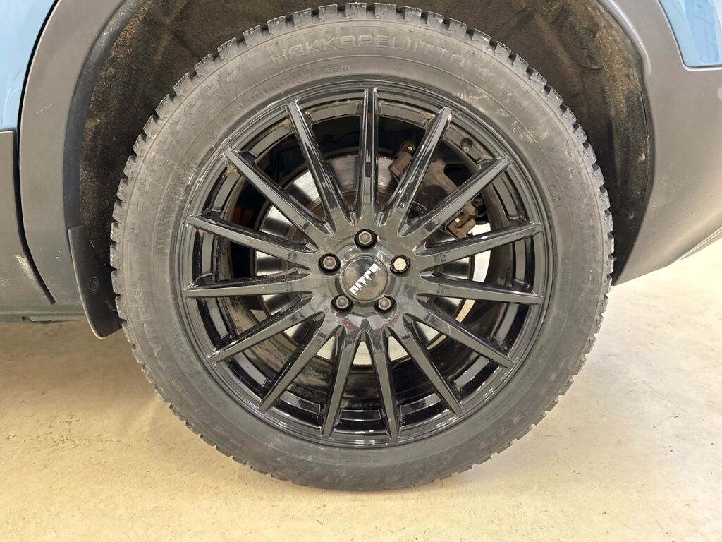 Volvo XC40 2023 met.sininen/musta katto