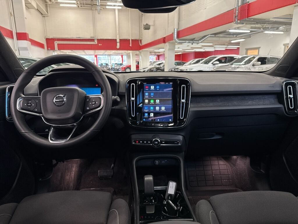 Volvo XC40 2023 met.sininen/musta katto