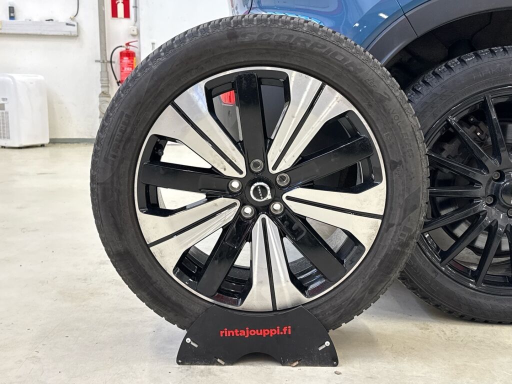 Volvo XC40 2023 met.sininen/musta katto