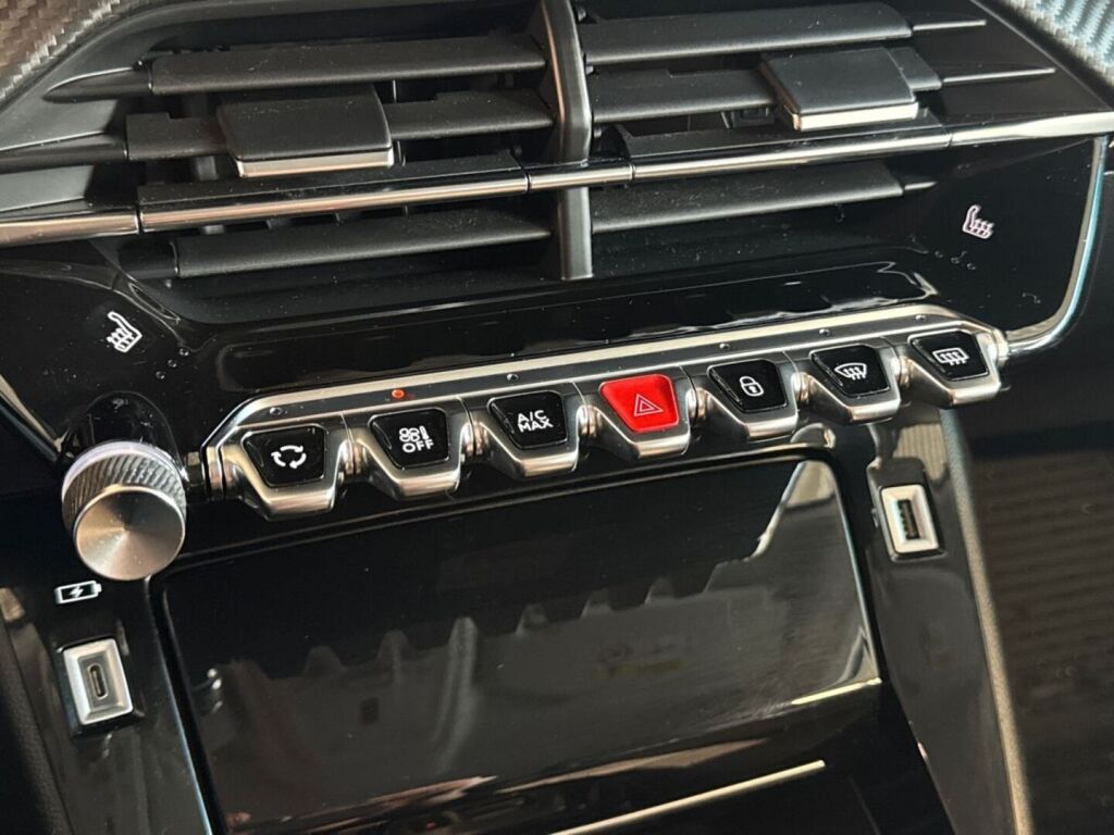 Peugeot e-2008 2022 Musta