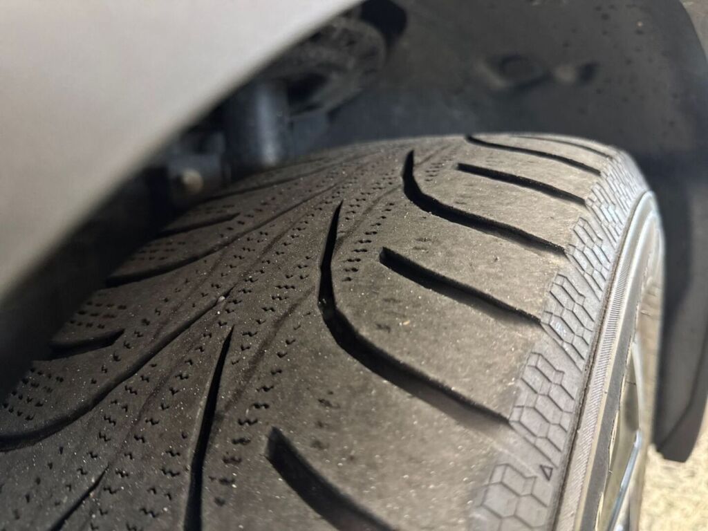 Peugeot e-2008 2022 Musta