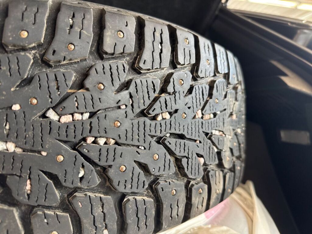 Peugeot e-2008 2022 Musta