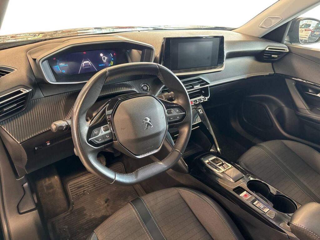 Peugeot e-2008 2022 Musta