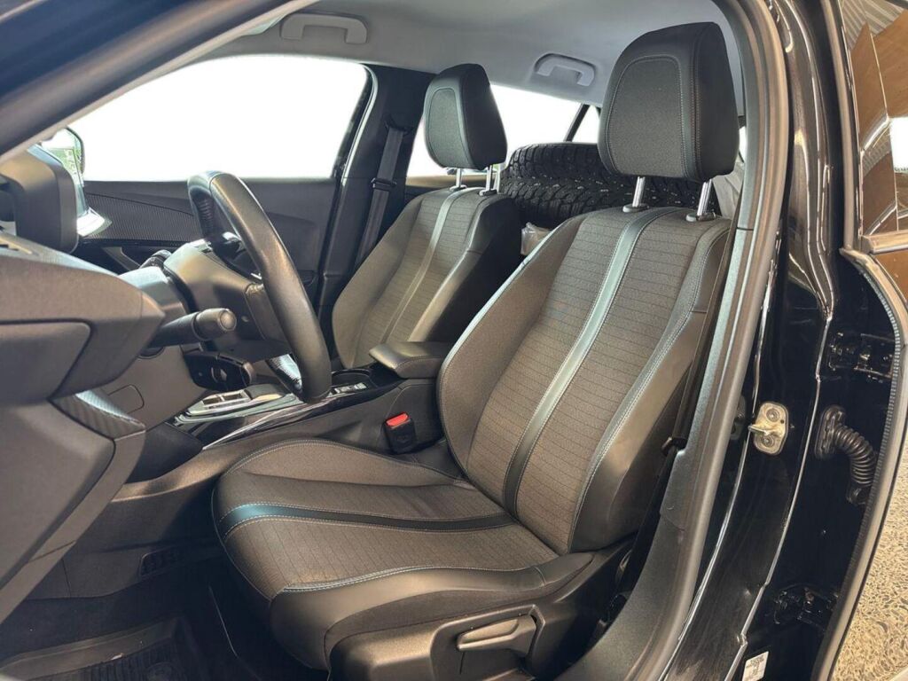 Peugeot e-2008 2022 Musta