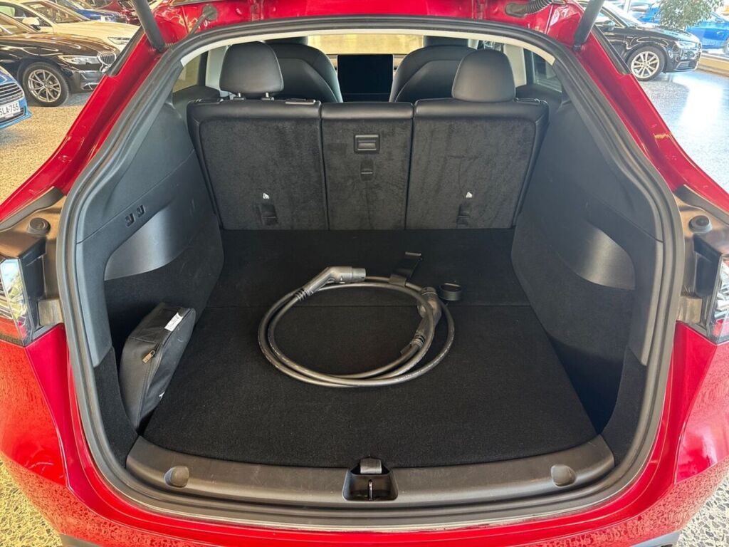 Tesla Model Y 2021 Punainen