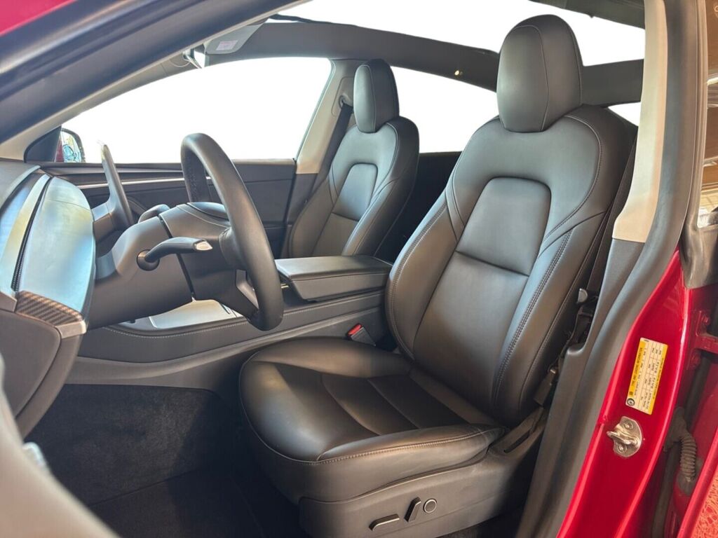 Tesla Model Y 2021 Punainen